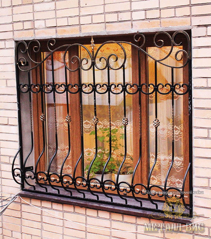 Кованая металлическая решетка на окно МР-103