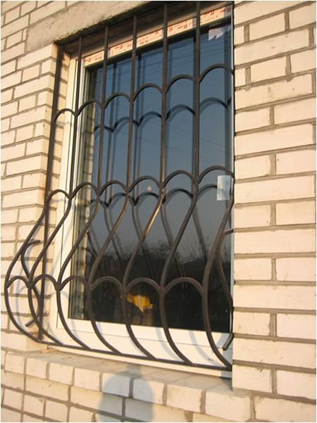 Металлическая кованая решетка на окна МР-027